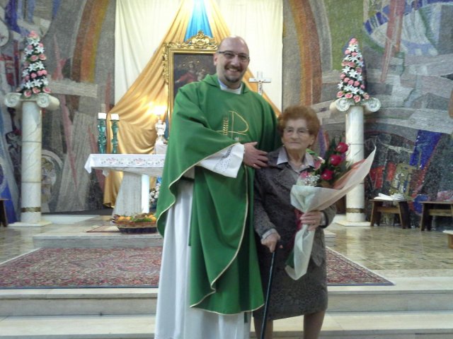 Don Salvatore e Lisa per il suo centesimo compleanno festeggiato nella chiesa di Morciola
